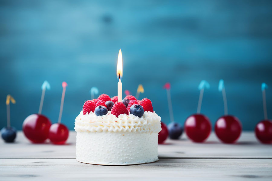 Torta con candela accesa per la festa
