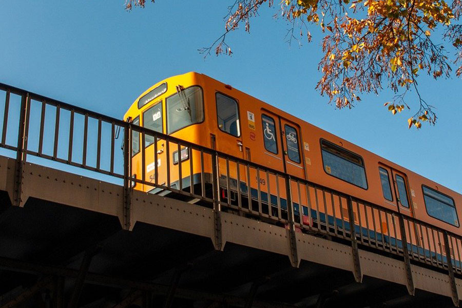 Nel treno della ferrovia arriva