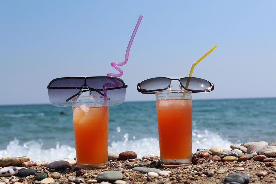 In spiaggia con una bibita fresca e ghiacciata