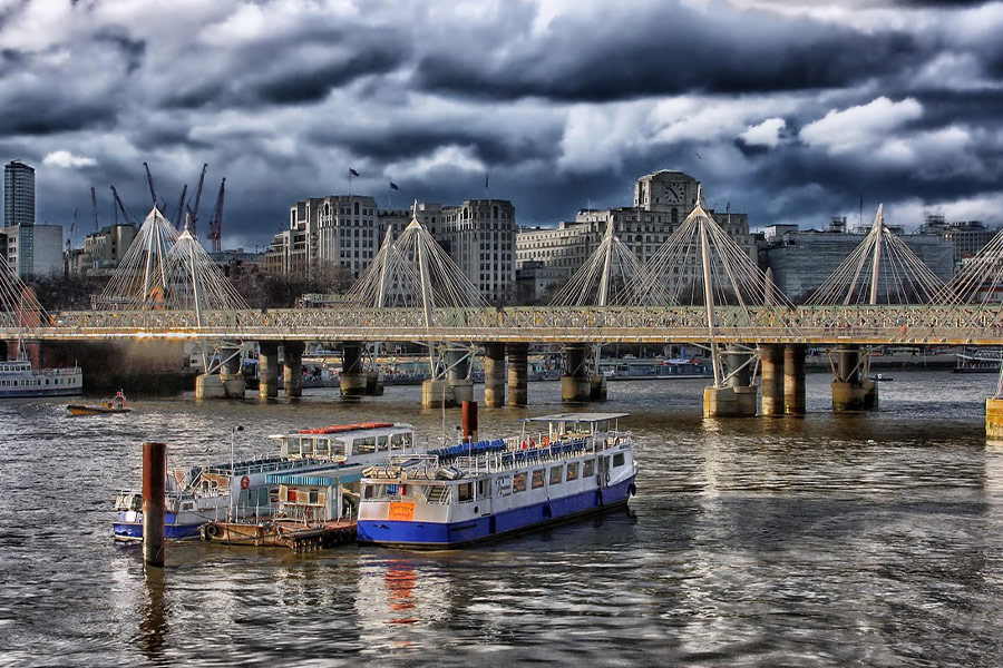Ponte sul fiume Boats