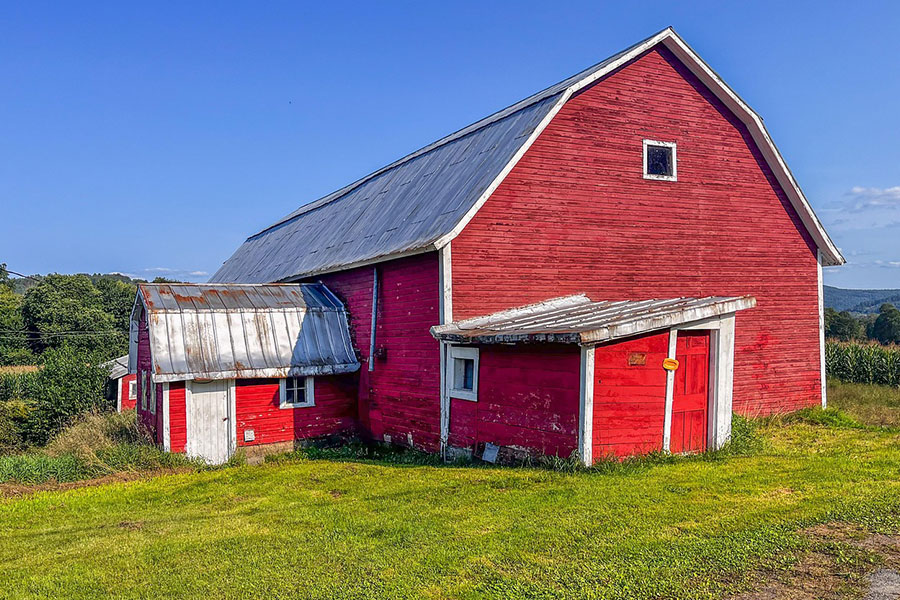 Fienile agricolo in rosso