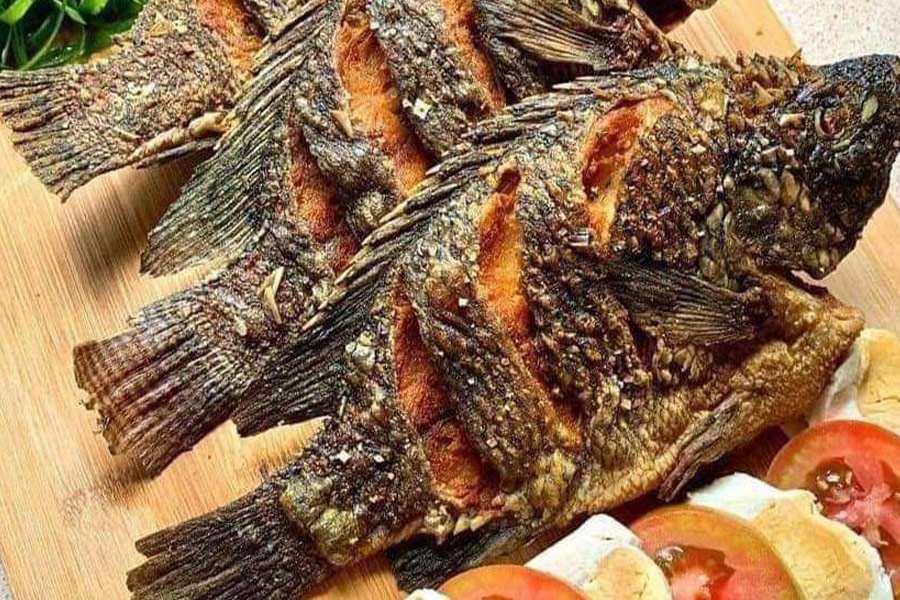 Tilapia frit avec œufs et tomates