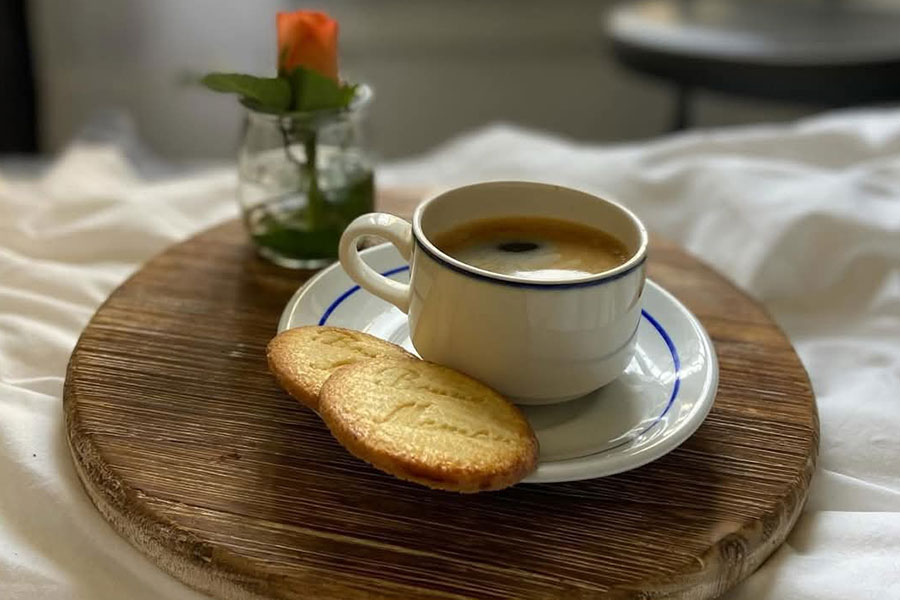 Caffè nero fresco e biscotti