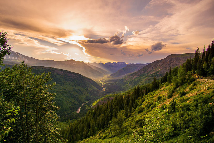 Bellissimo paesaggio naturale in cima alla collina