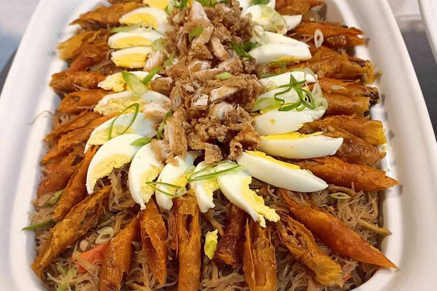 Délicieux pancit avec lumpia et œufs