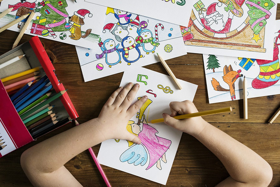 Bambino impegnato a colorare