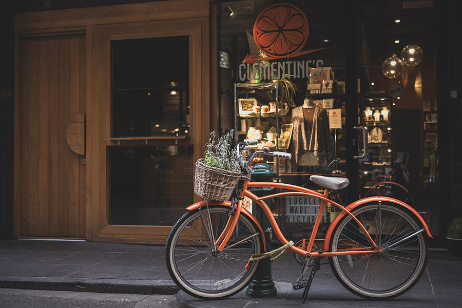 Parcheggio biciclette arancione di strada