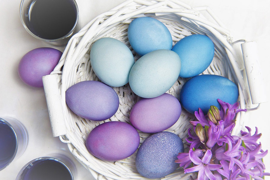 Uova di Pasqua viola e blu