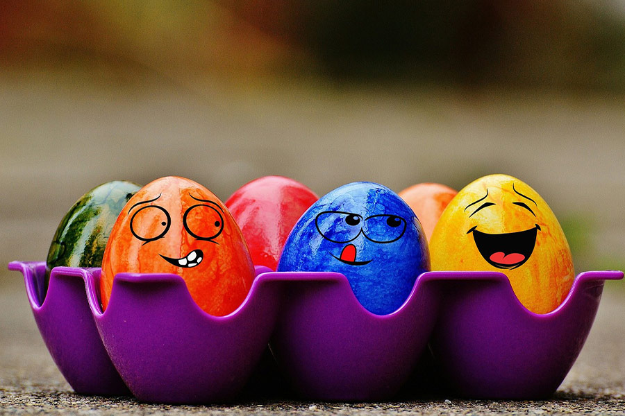 Emoji uova di Pasqua colorate