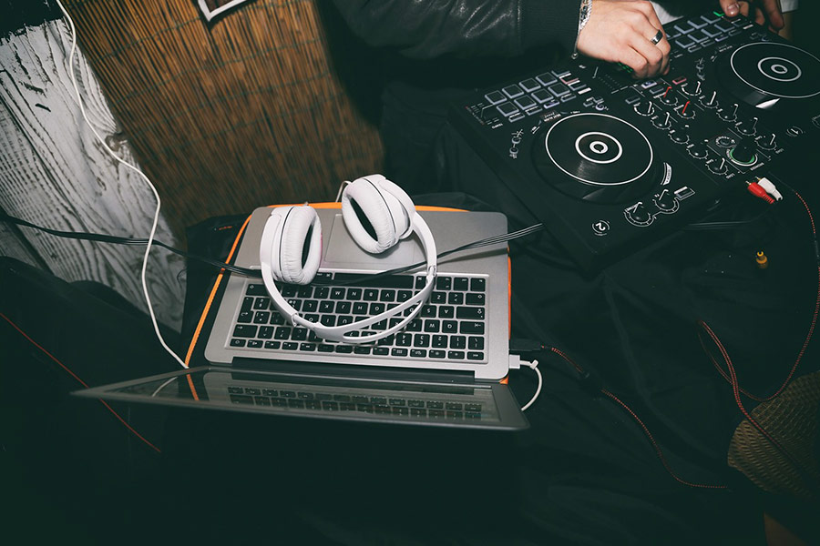 Cuffie per laptop con musica dj