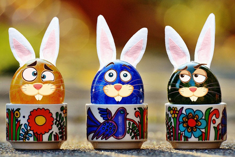 Bunte Eier bemalen Hasenfigur in Tasse