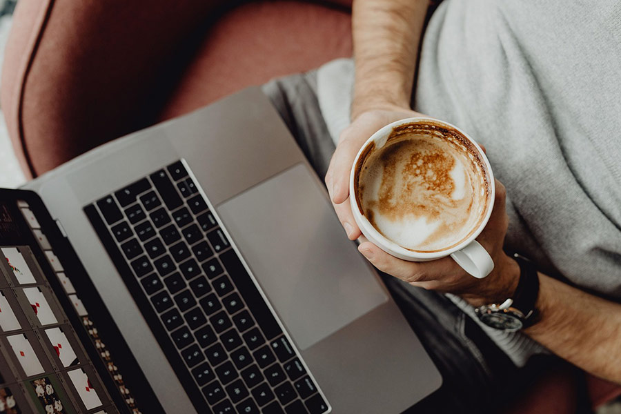 Uomo con una tazza di caffè