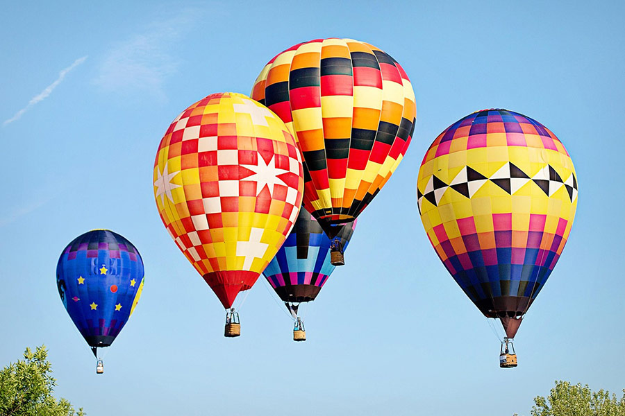 Cinque mongolfiere colorate