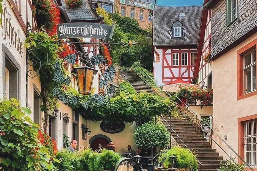 Kasteel Eltz middeleeuws kasteel in Wierschem Duitsland