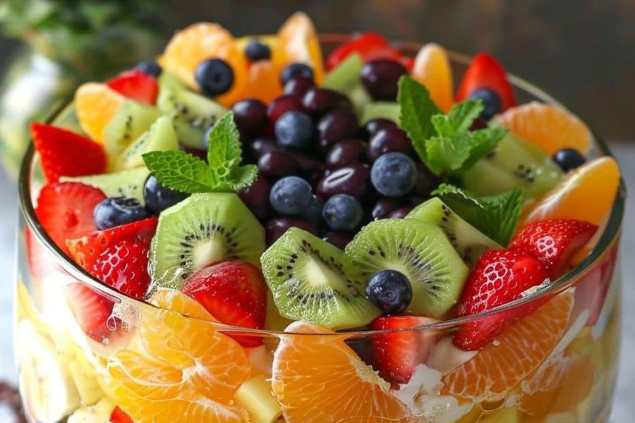 Frutta fresca mista in una piccola ciotola