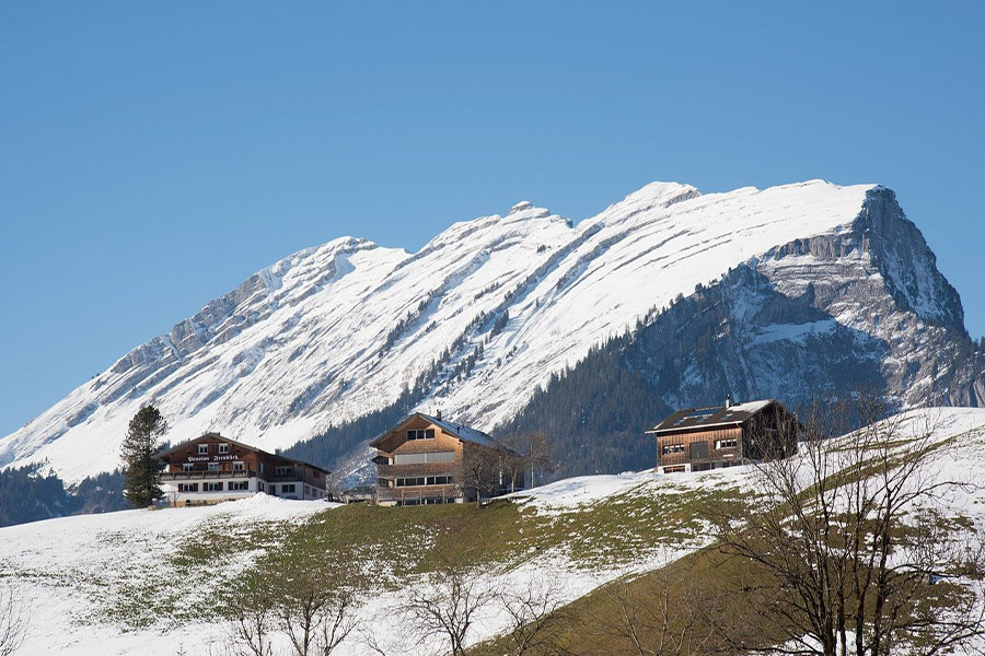 Paesaggio montano invernale e hotel