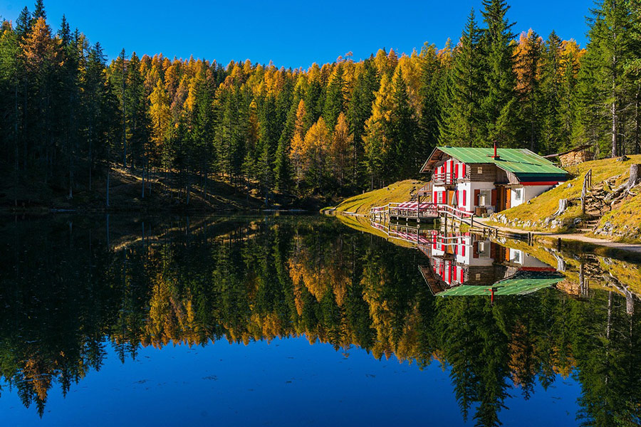 Holzhütte am Naturschutzgebiet