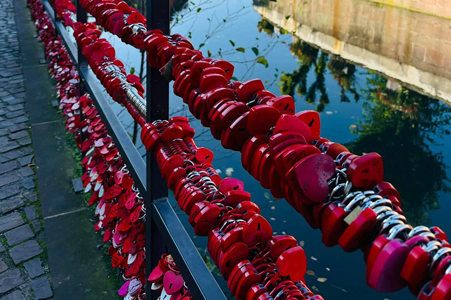 Recinzione in Francia con podlock a forma di cuore rosso