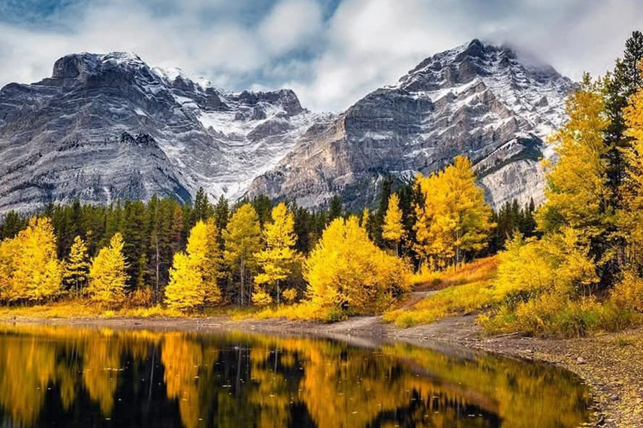 Paesaggio di montagna rocciosa natura autunnale