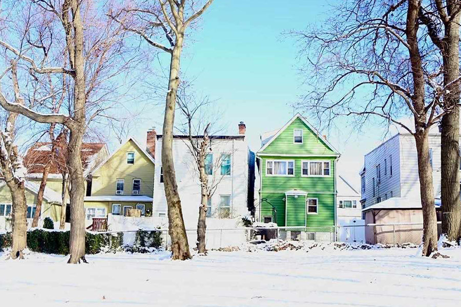 Huizen in een rij winterlandschap