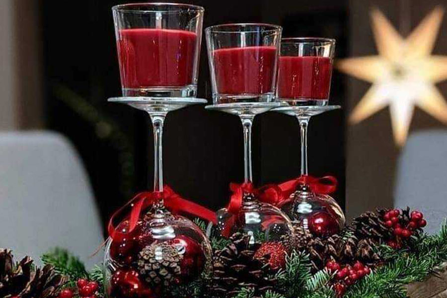 Decorazione natalizia artificiale con ornamenti misti di pino e rosso Northlight