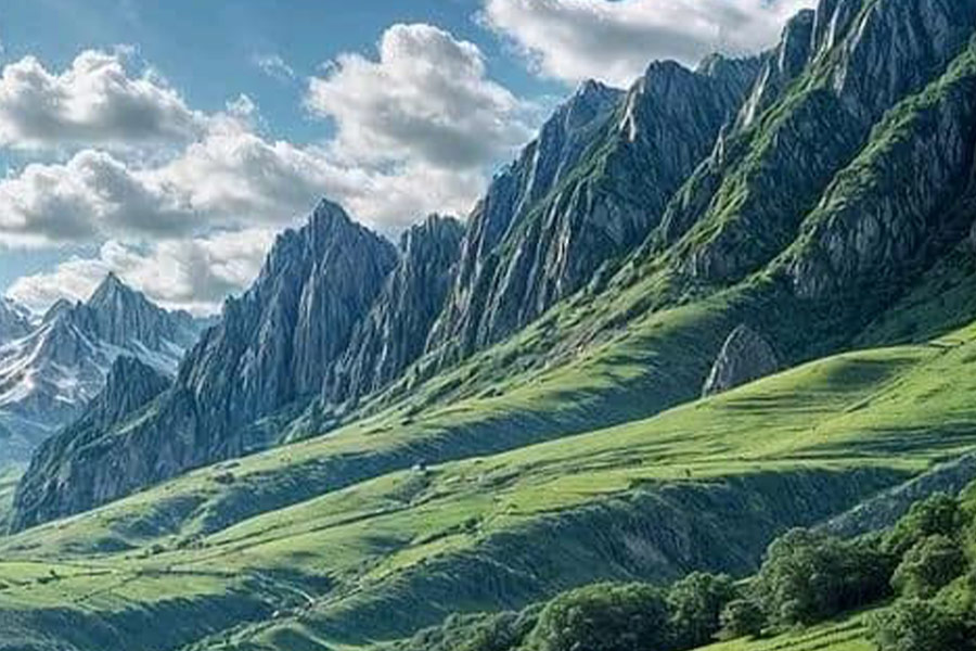 Montagne rocciose e paesaggio