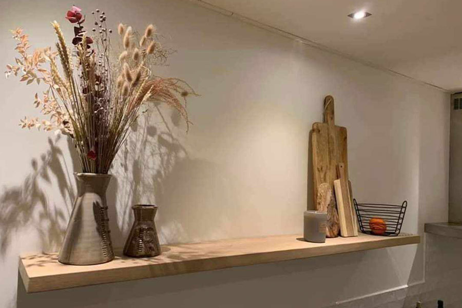 Mensola in rovere con decorazione a faretti