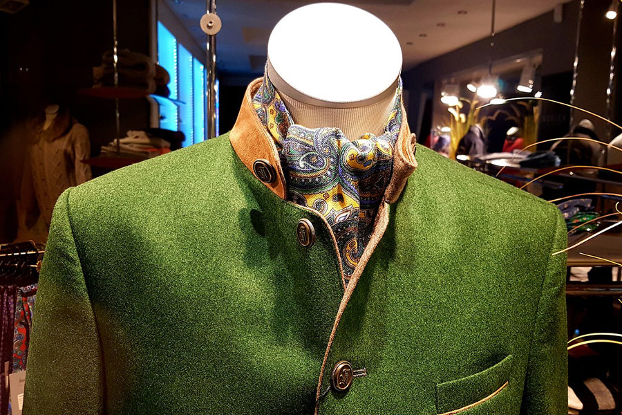 Vestitino in tessuto alla moda