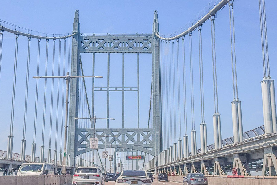 Ponte di Manhattan New York e auto