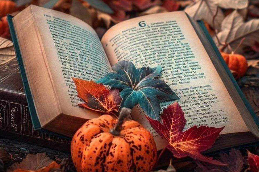 Bibbia aperta in un'atmosfera autunnale