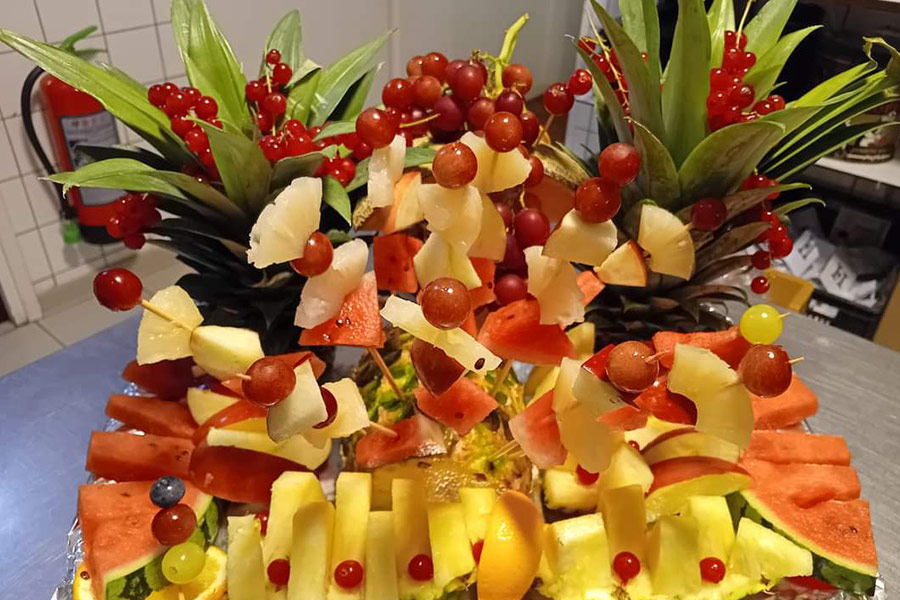 Realizzazione di decorazioni di frutta