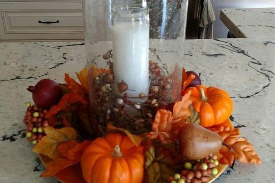 Decorazione di zucche con foglie autunnali