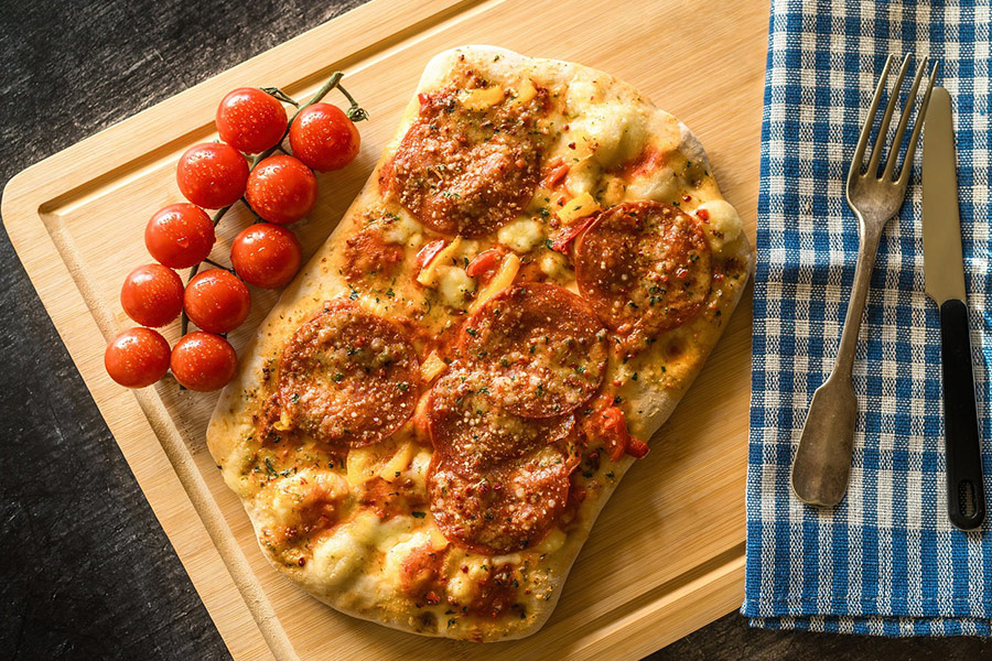 Pizza salami cherrytomaatjes
