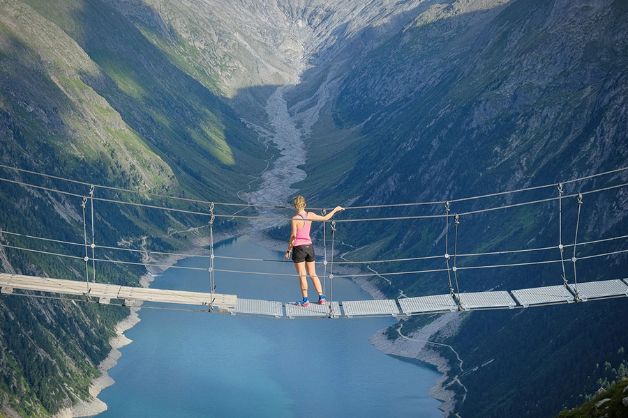 Ponte sospeso in montagna