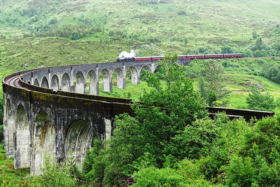 Treno ferrovie ponte viadotto