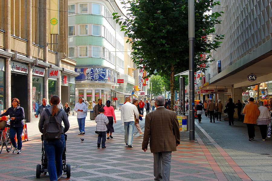 Passanti che fanno shopping in strada
