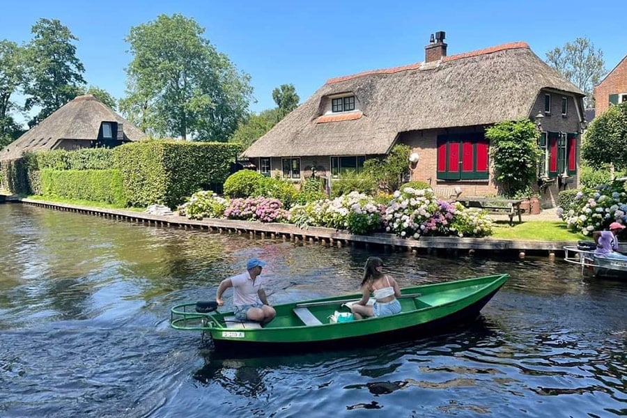 Le village aquatique enchanté de Giethoorn