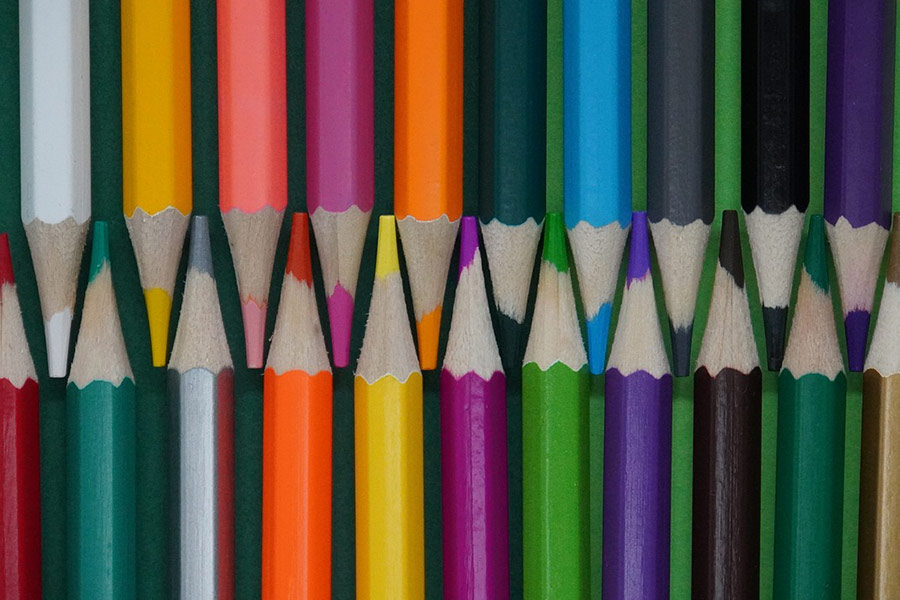Lápices de colores fondo verde oscuro