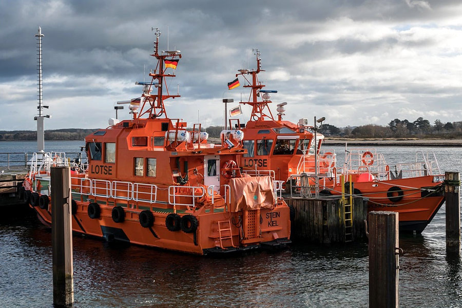 Nave pilota arancione Baltico