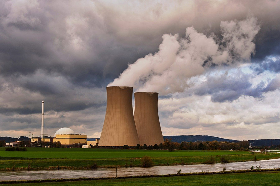 Vapore della torre di raffreddamento della centrale nucleare