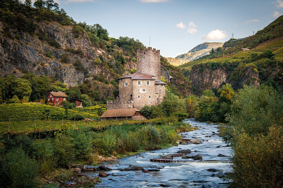Casa accanto al vecchio castello di montagna natura