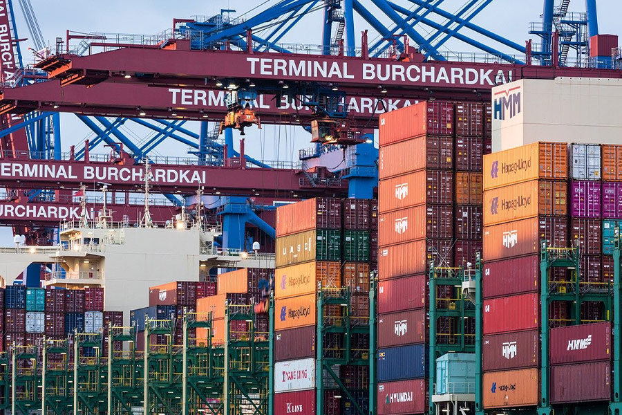 Il porto logistico spedisce container