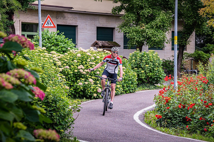 Ciclista sulla strada