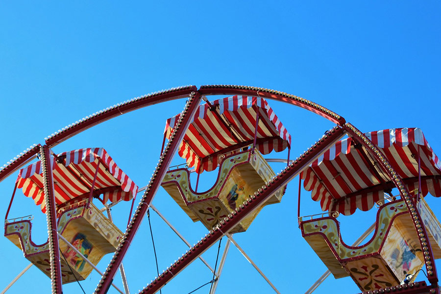 Ruota panoramica fiera del carosello sotto il cielo blu