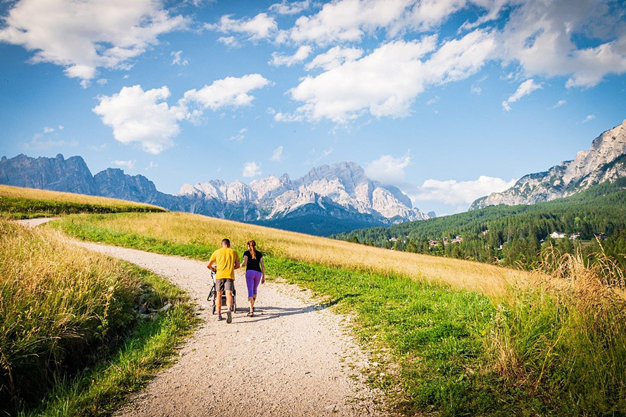 Famiglia che cammina nel paesaggio del sentiero della fattoria