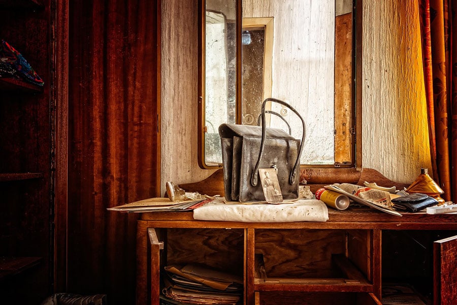 Interior abandonado con objetos nostálgicos
