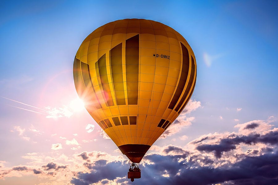 Globo aerostático amarillo con D OMKZ
