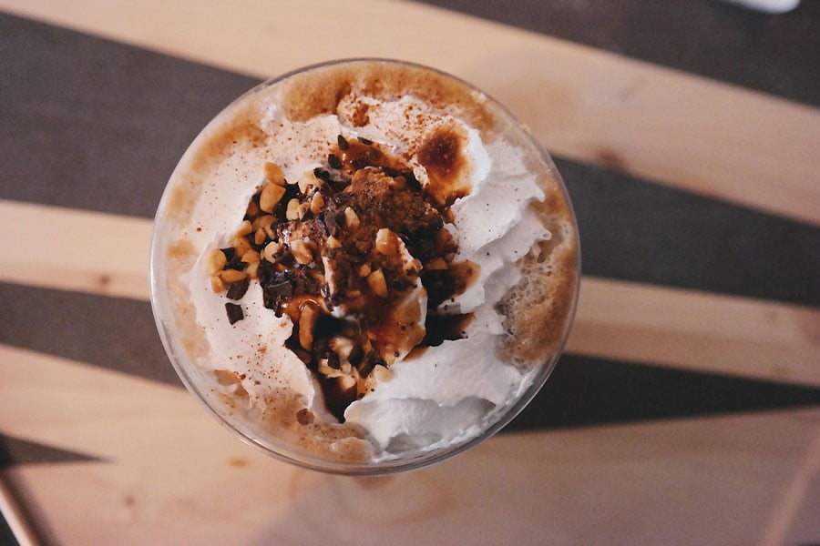 Un café cremoso como el latte de avellana.