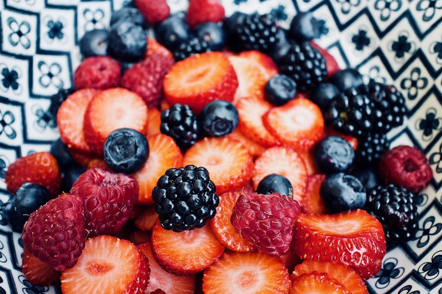 Ensalada de frutas colorida servida en un tazón.