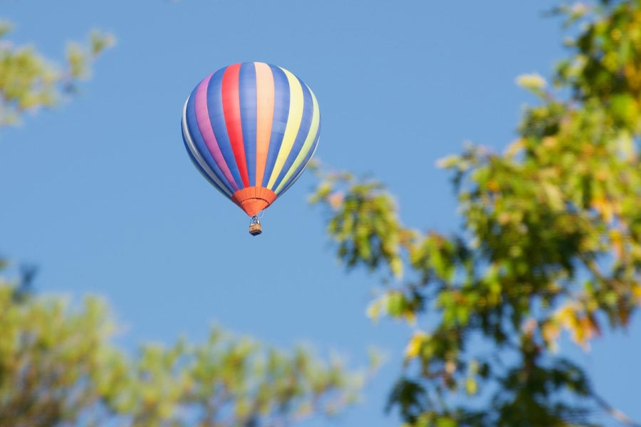Globo aerostático colorido con rayas verticales